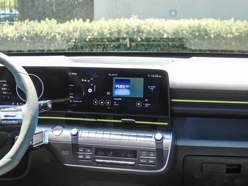 Certified 2024 Hyundai Kona Limited FWD image 17