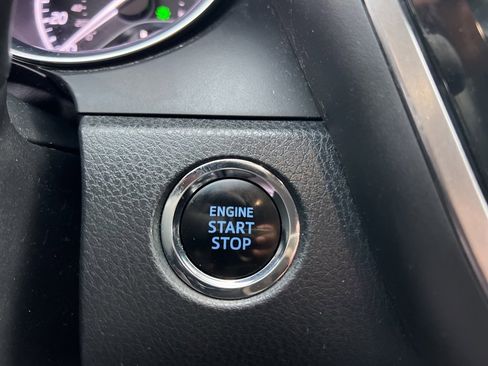 Used 2018 Toyota Camry XLE image 19