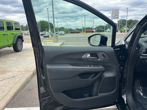 New 2026 Chrysler Pacifica Select FWD image 10