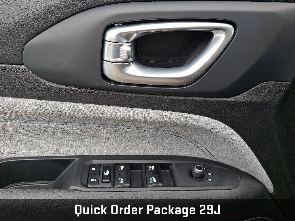 Used 2025 Jeep Compass Latitude w/ Sun & Sound Group AWD/4WD image 13