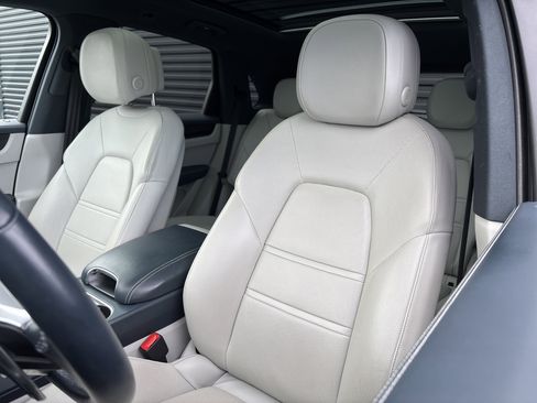 Used 2022 Porsche Cayenne image 23