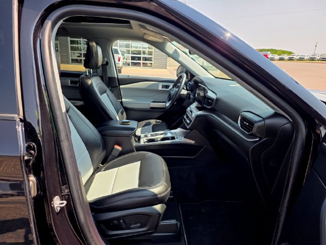Used 2022 Ford Explorer XLT w/ Equipment Group 202A AWD/4WD image 16