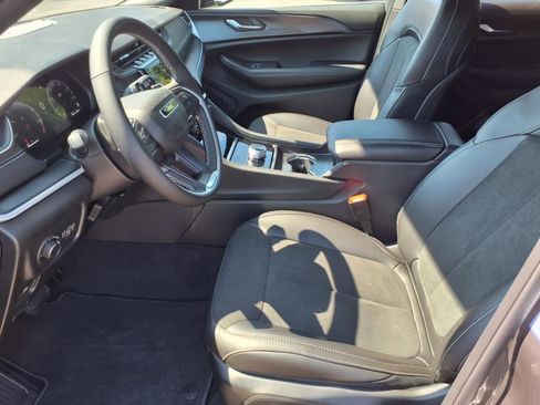 New 2025 Jeep Grand Cherokee L Altitude image 2