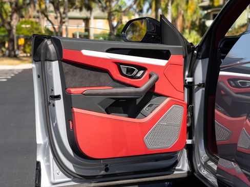 Used 2022 Lamborghini Urus image 28