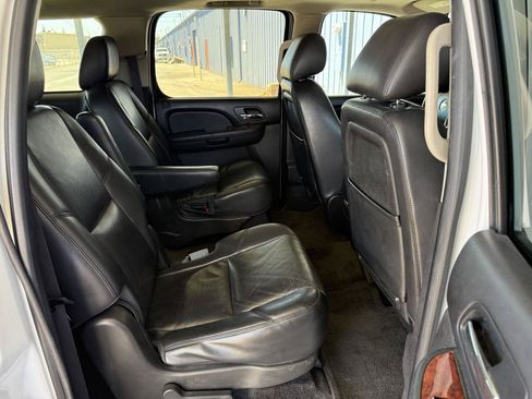 Used 2014 Chevrolet Suburban LTZ RWD image 20