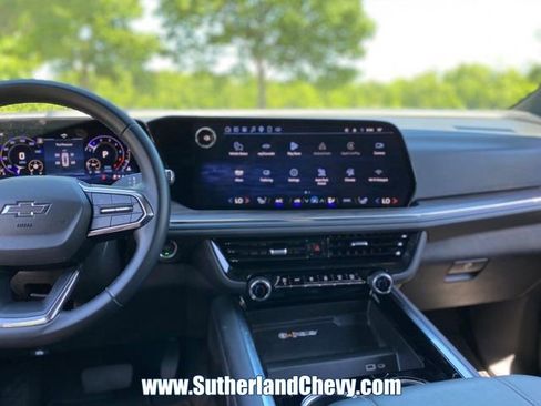 Used 2025 Chevrolet Suburban Z71 AWD/4WD image 26