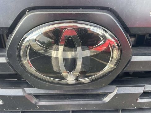 Used 2018 Toyota Tacoma SR5 RWD image 5