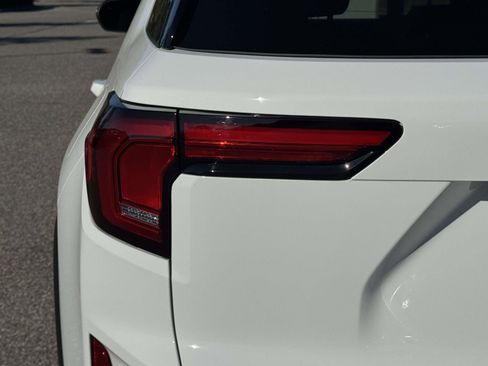 Used 2025 GMC Terrain Elevation w/ Black Edition image 9
