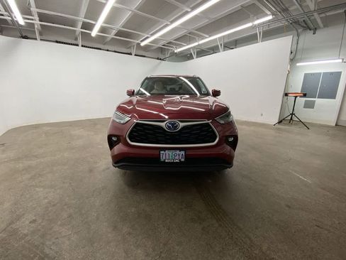 Used 2023 Toyota Highlander XLE image 9