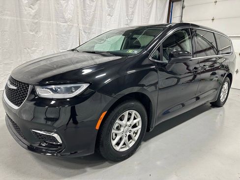 Used 2023 Chrysler Pacifica Touring-L image 3