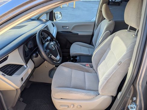 Used 2015 Toyota Sienna LE image 2