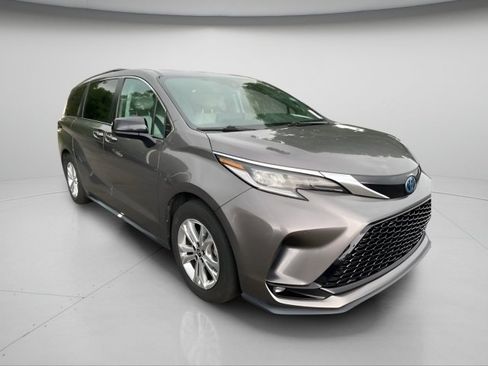 Used 2022 Toyota Sienna XSE w/ XSE Plus Package AWD/4WD image 5