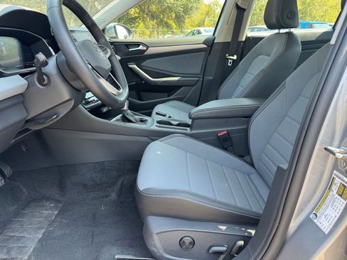 Used 2025 Volkswagen Jetta SE image 25