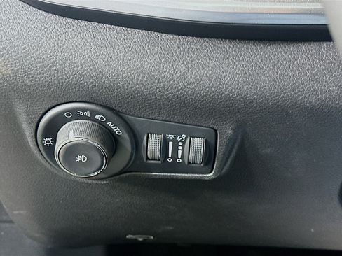 Used 2025 Jeep Compass Limited image 17