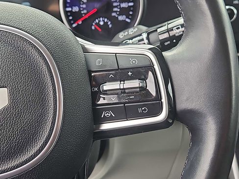 Used 2023 Kia Carnival LX image 22