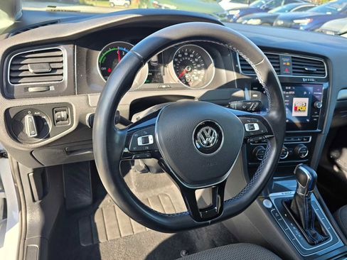 Used 2018 Volkswagen e-Golf SE w/ DC Fast Charging Package image 25