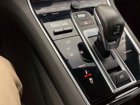 Used 2021 Porsche Panamera image 17