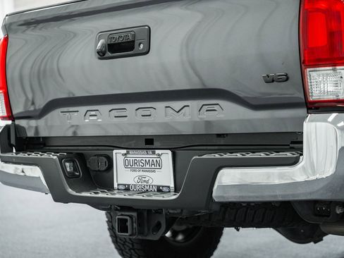 Used 2017 Toyota Tacoma TRD Off-Road image 18