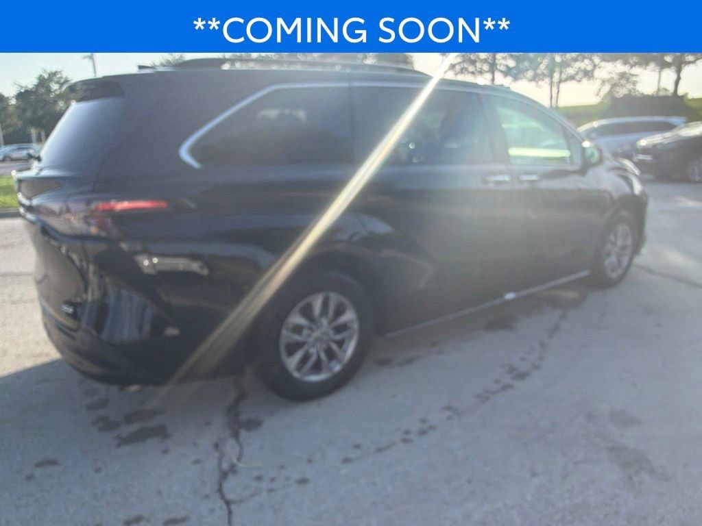 Used 2025 Toyota Sienna XLE FWD image 6