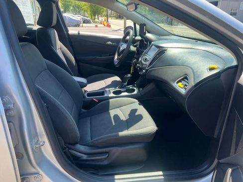 Used 2018 Chevrolet Cruze LT FWD image 30