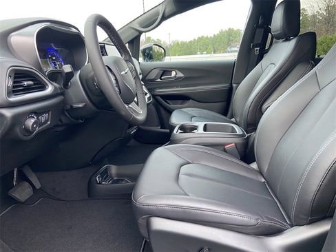 New 2026 Chrysler Pacifica Select image 13