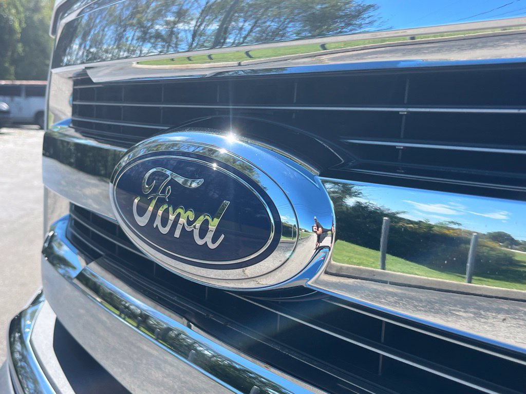 Used 2015 Ford F150 Lariat w/ Equipment Group 502A Luxury AWD/4WD image 4