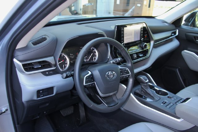 Used 2022 Toyota Highlander XLE AWD/4WD image 21