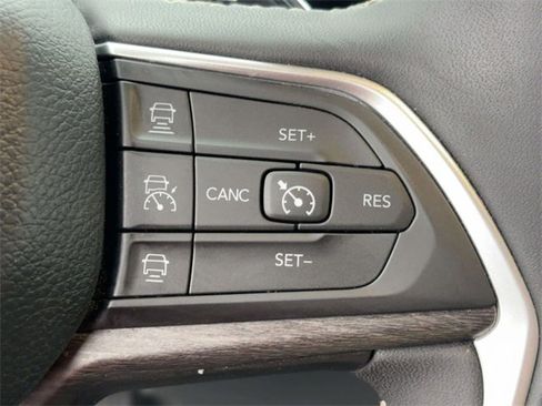 Used 2023 Jeep Grand Cherokee L Limited image 21