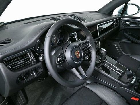 Certified 2026 Porsche Macan AWD/4WD image 4