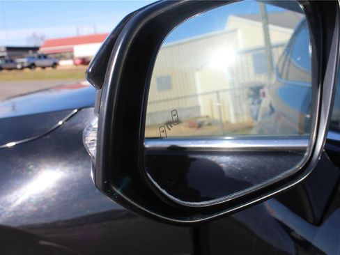 Used 2023 Toyota Venza XLE image 3