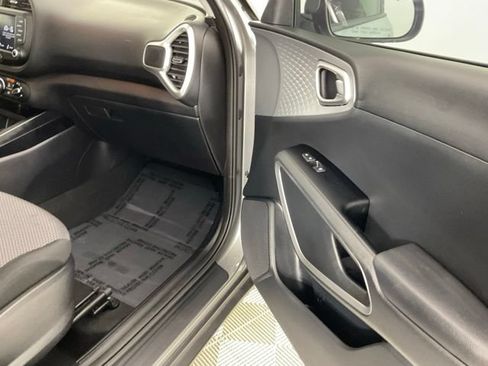 Used 2025 Kia Soul LX w/ LX Technology Package FWD image 16