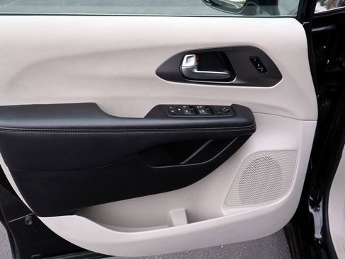 Used 2024 Chrysler Pacifica Touring-L FWD image 30