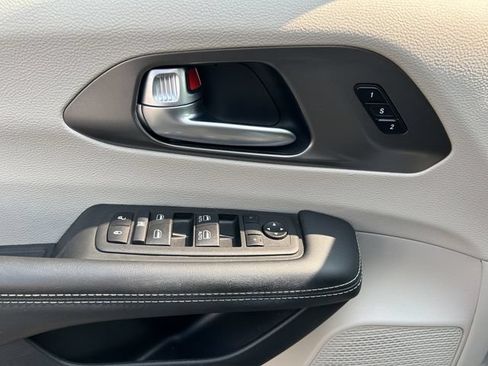 Used 2024 Chrysler Pacifica Touring-L FWD image 17