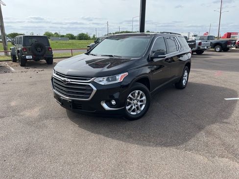 Used 2020 Chevrolet Traverse LT image 3