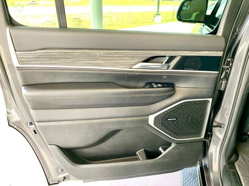 Used 2022 Jeep Wagoneer Series II AWD/4WD image 19