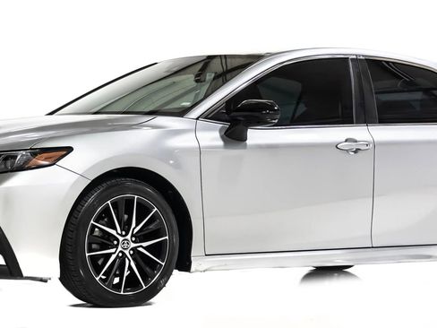 Used 2022 Toyota Camry SE image 3