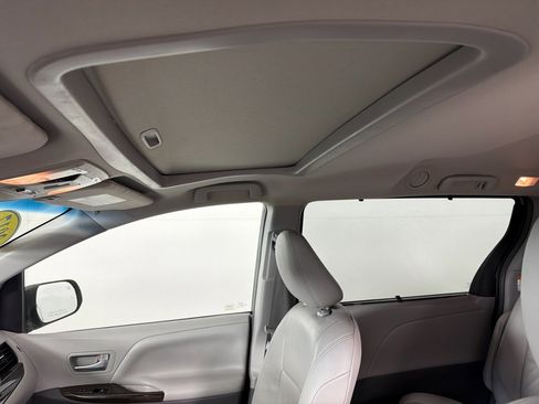 Used 2017 Toyota Sienna XLE 7 PASSENGER image 14