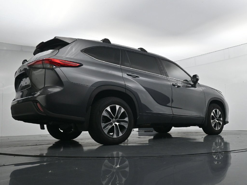 Used 2022 Toyota Highlander XLE AWD/4WD image 23