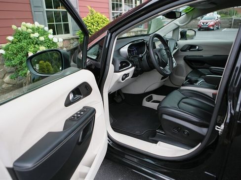 Used 2023 Chrysler Pacifica Touring-L FWD image 8