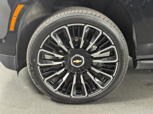 Used 2025 Chevrolet Suburban High Country AWD/4WD image 9