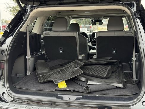 Used 2024 Toyota Highlander XLE image 32