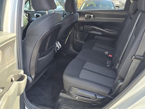 Used 2022 Kia Sorento LX image 10