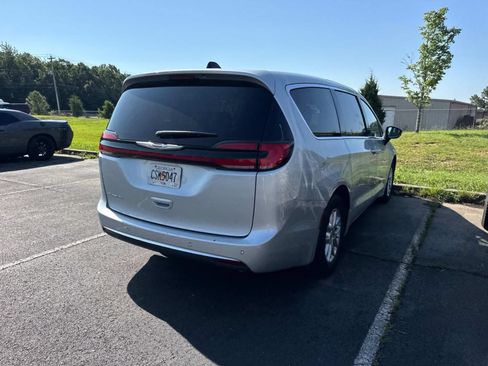 Used 2024 Chrysler Pacifica Touring-L FWD image 6