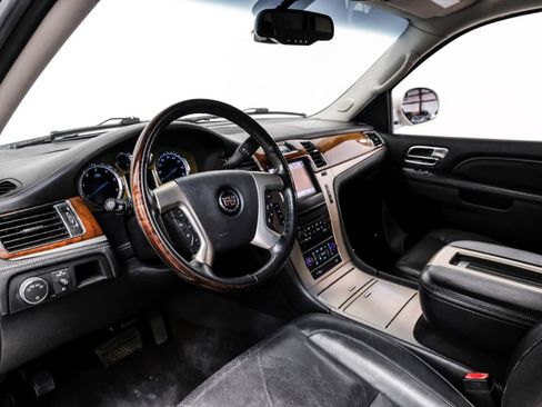 Used 2013 Cadillac Escalade Platinum RWD image 3