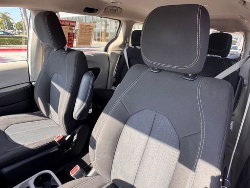 Used 2022 Chrysler Voyager LX image 13