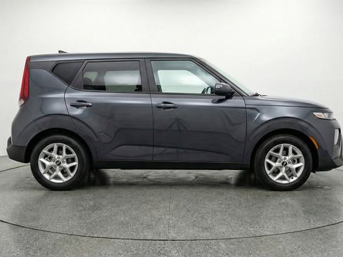 Used 2025 Kia Soul LX w/ LX Technology Package FWD image 11