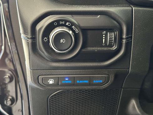 Used 2024 Jeep Wrangler Unlimited Sahara w/ Technology Group AWD/4WD image 22