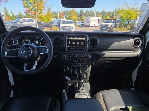 Used 2023 Jeep Wrangler Unlimited Sahara AWD/4WD image 16