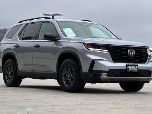 Used 2025 Honda Pilot TrailSport image 6