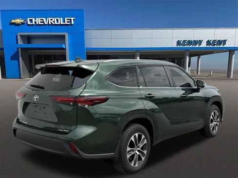 Used 2024 Toyota Highlander XLE AWD/4WD image 5